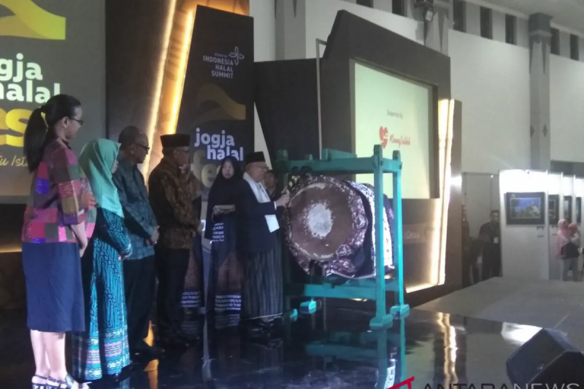 KH マルーフ アミン pada penutupan Jogja Halal Fest 2018