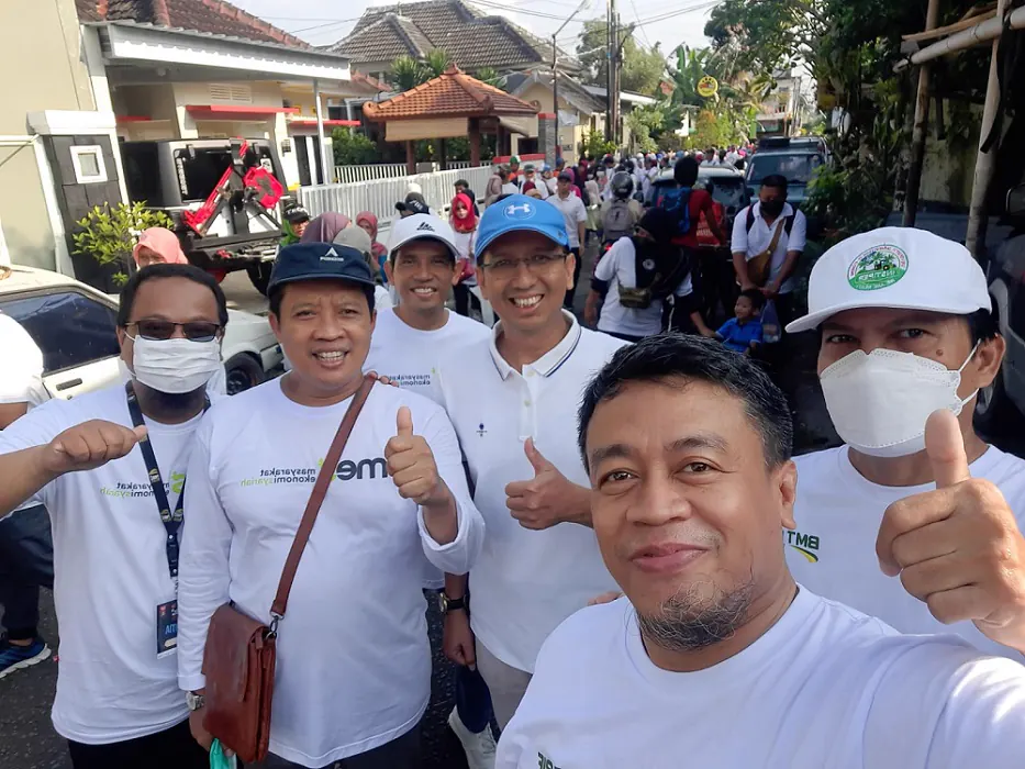 Kegiatan jalan sehat dan senam bersama komunitas di Jogja Halal Fest 2